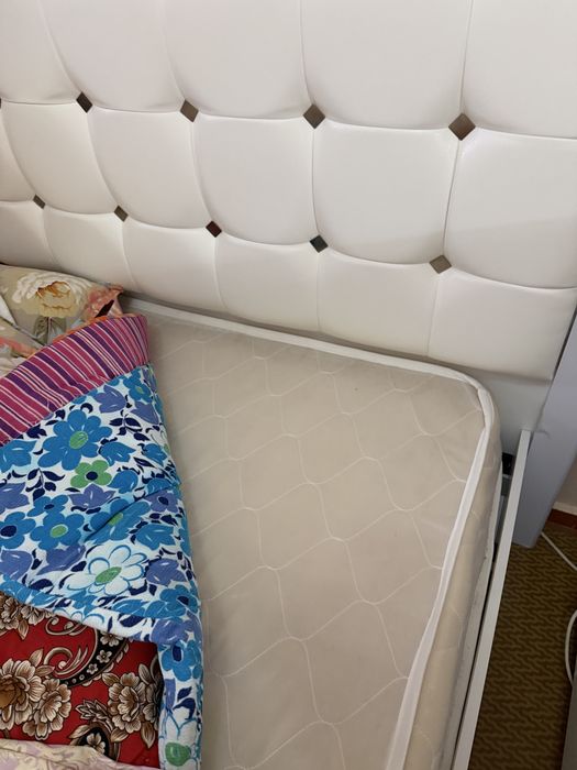 Кровать с матрасом