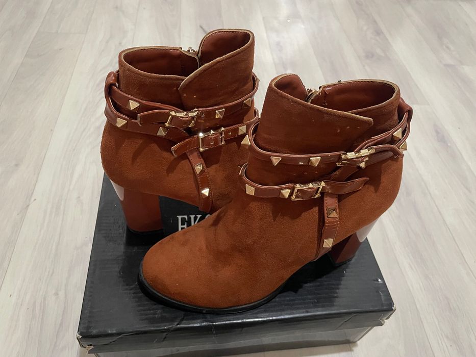 Аяқ киімдер сатылады