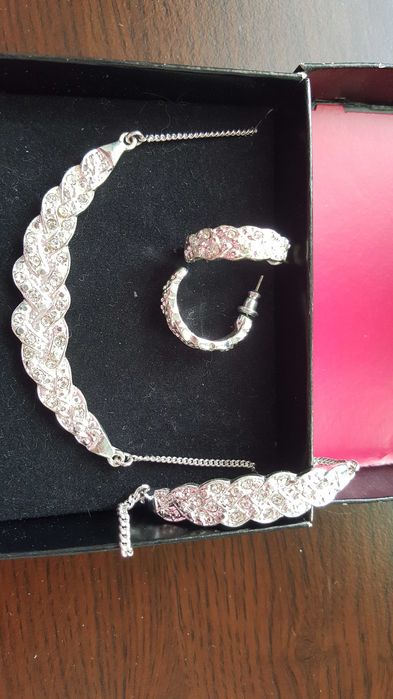 Комплект на Avon