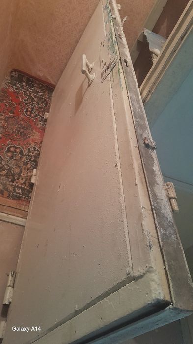 Домга куйилган ешик олиниб жойига янги куйилган  сотилади келишилган н