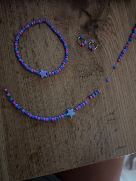 Гривни,колиета и обеци всичко общо струва 40лв