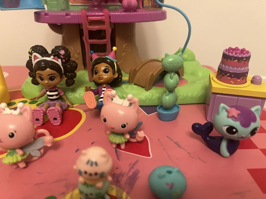 Gabby casuta din copac 3 papusi