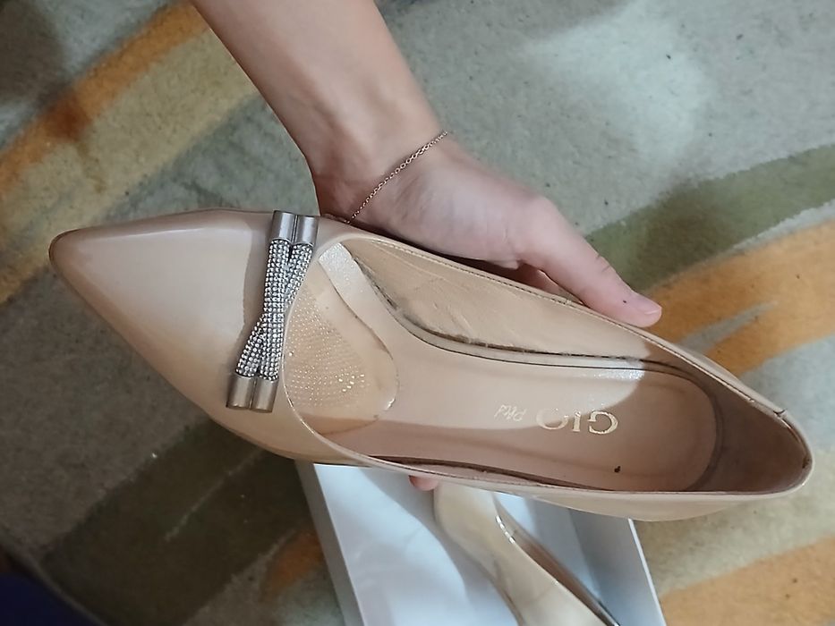 Обувки на нисък ток