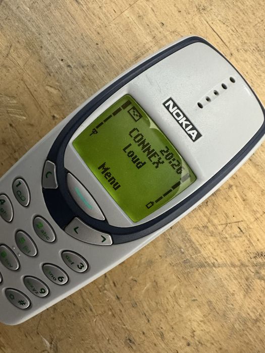 Nokia 3310 de culoare gri deschis cu putin albastru