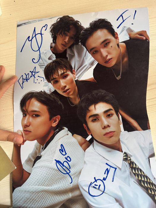 alpha постеры и их автограф.