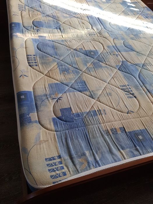 Двухспальная кровать с тумбочки.