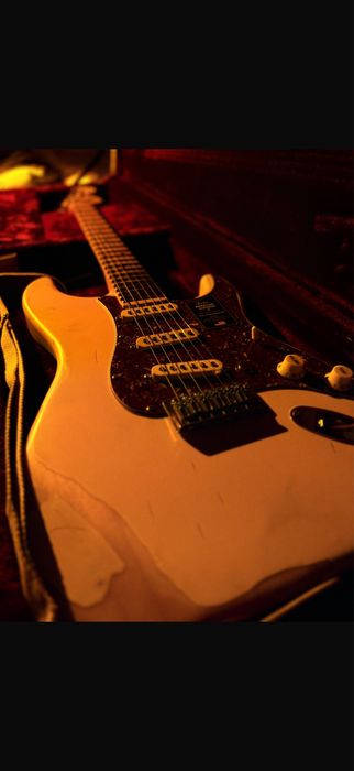 Электрогитара fender strat + кейс