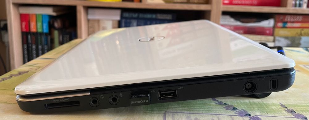 Лаптоп Dell Inspiron P03T