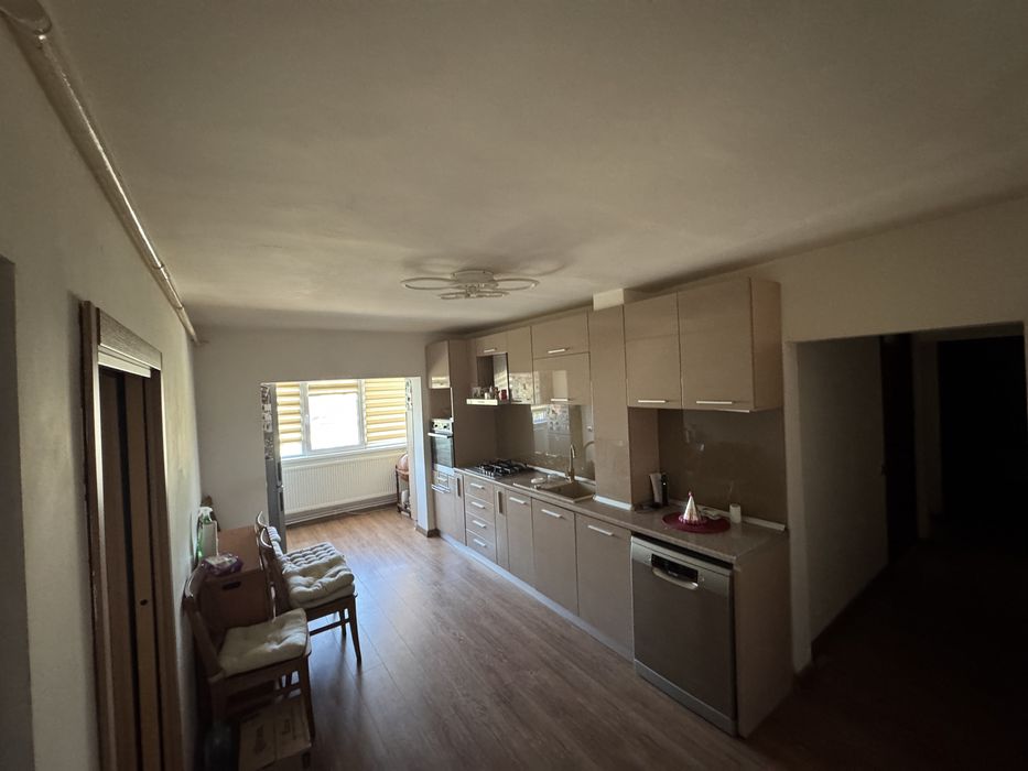Apartament cu 3 camere Tandarei central