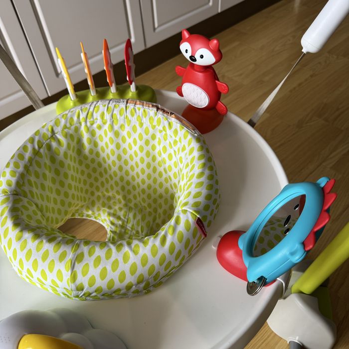 Jumper interactiv pliabil Skip Hop centru activitati saritor bouncer pt bebelusi cu jucarii muzica si lumini
