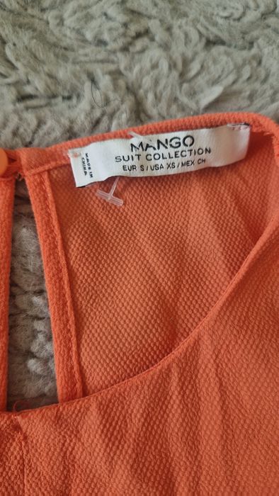 top portocaliu fără mâneci de la  Mango