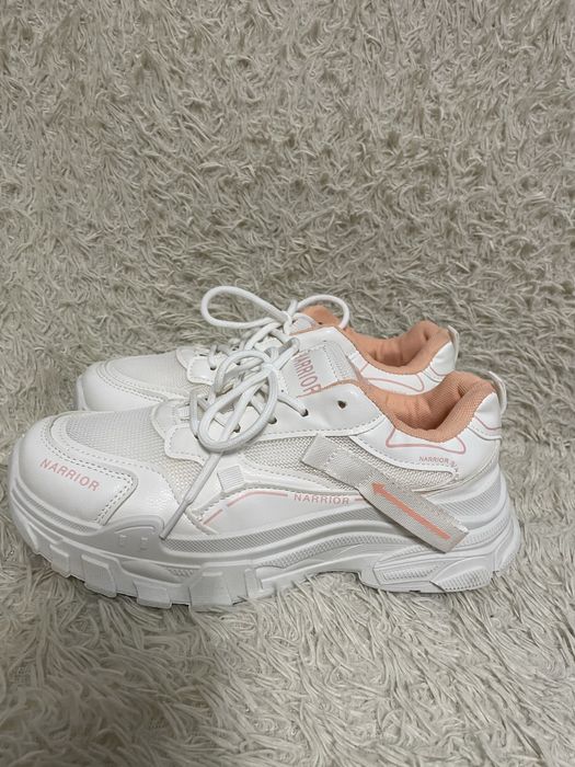 Продам женские кроссовки новые