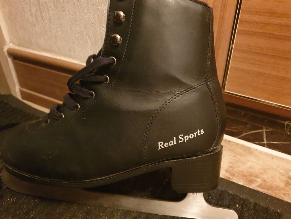 С чехлом коньки,  41 размер