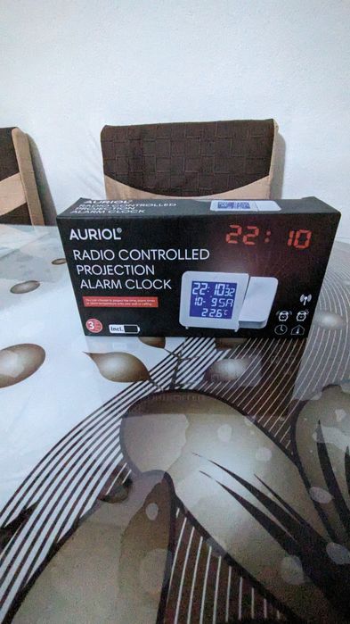 Ceas cu proiecție pe perete