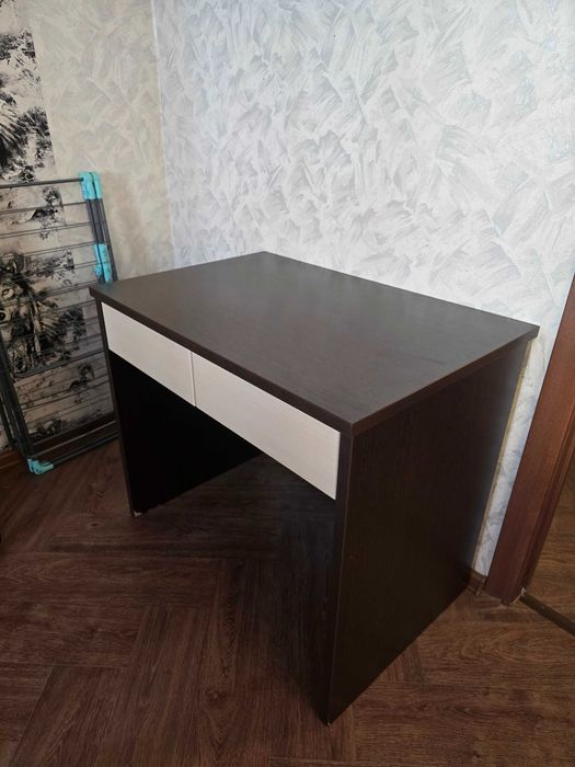 Продам стол с ящиками