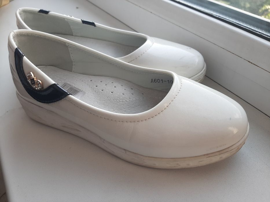 Туфли белые на 7 -8л