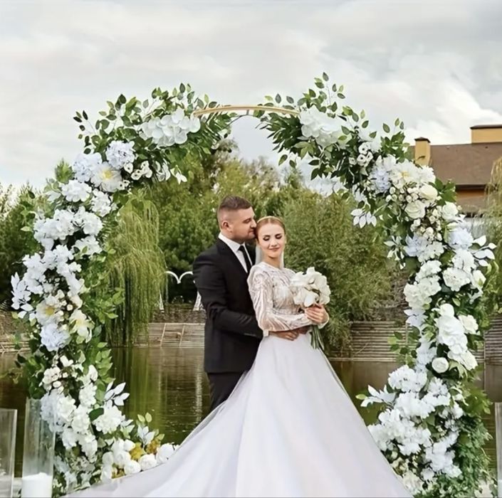 Подложни чинии, свещници, текстилни салфетки и цветя под наем