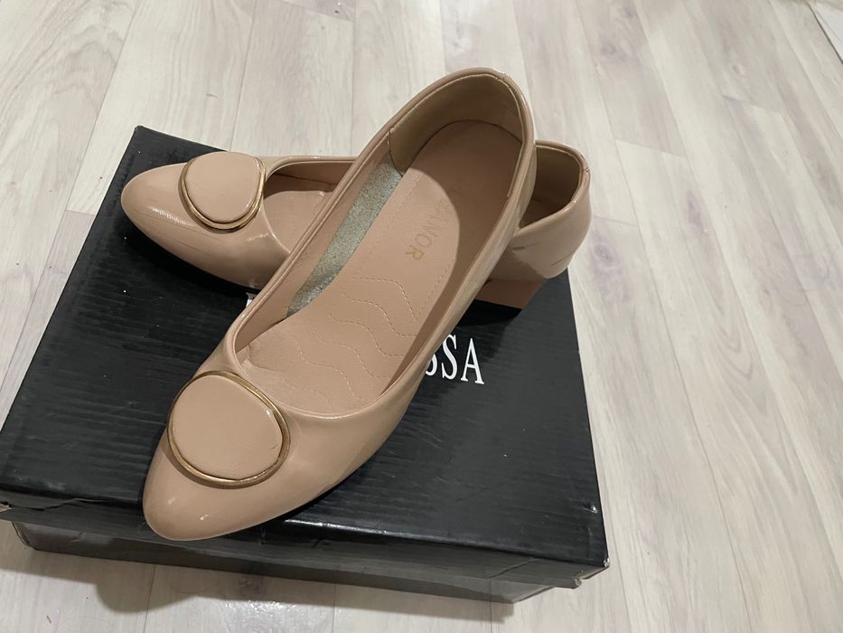 Аяқ киімдер сатылады