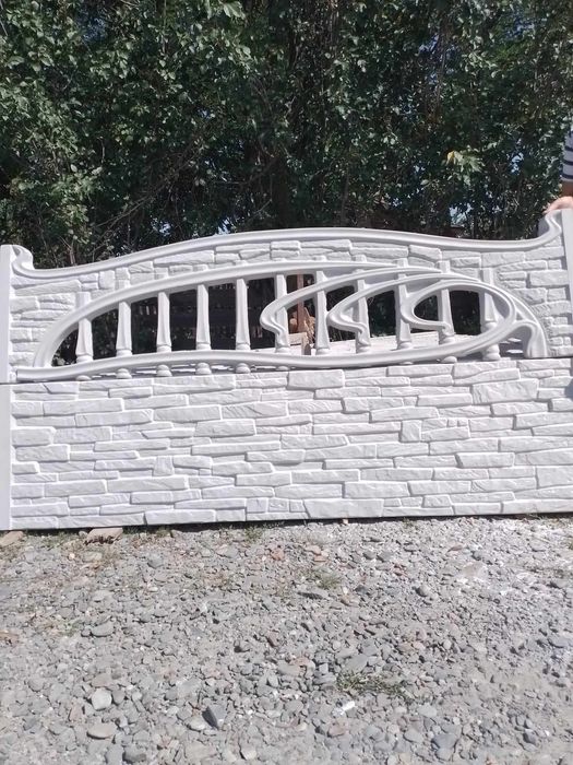Plăci gard beton Botoșani 
Dimensiune placă : 200×50cm Grosime 4