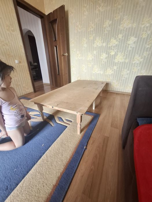 Стол для  сидения  на полу