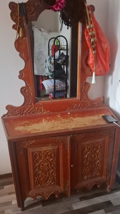 Комод с зеркалом в среднем качестве