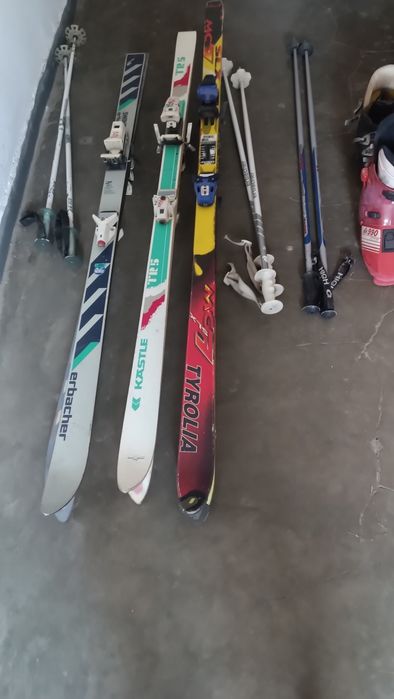 Vând schiuri clăpari și patine tot ce se vede în poză