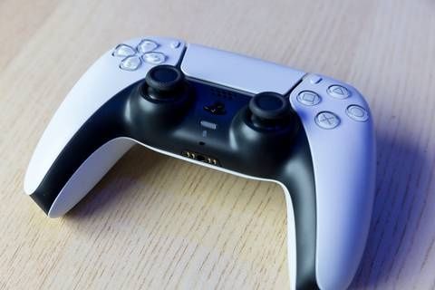 Продавам бял контролер за PS5 DualSense, в състояние като нов.