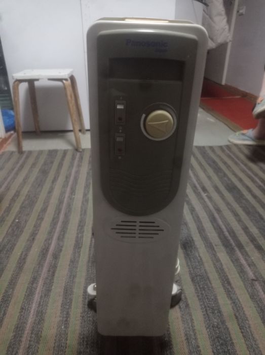 Продам недорого масляный обогреватель. 10-секций работает исправно