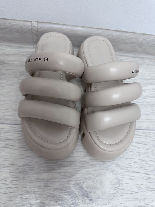 Сандали бежевые