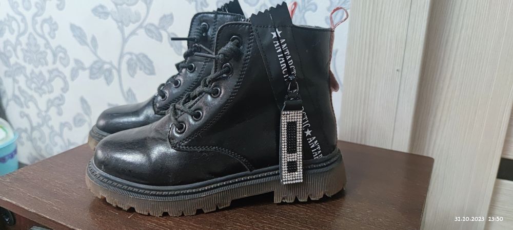 Продам детские ботинки