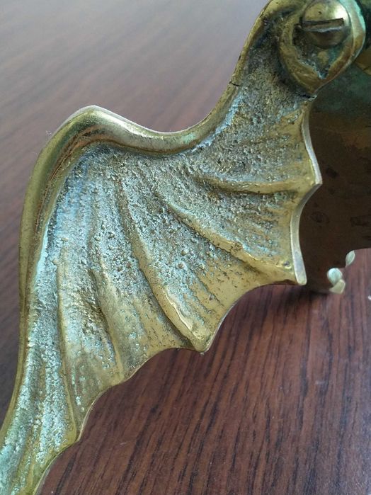 Масивни месингови фигури на ангели