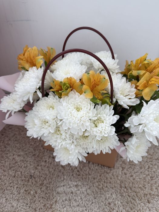 Букет из хризантем и альстромерии