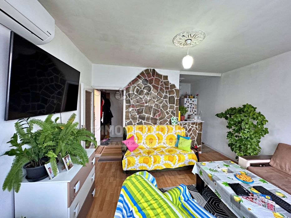 Двустаен апартамент, с изба, панорамна гледка, кв.Запад