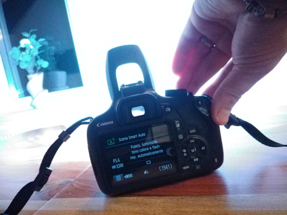 Canon EOS 1200D cu două baterii noi.