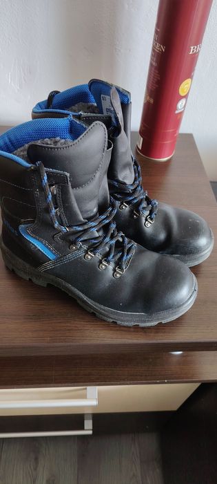 bocanci cu bombeu nr 42/ pret per pereche/ESD