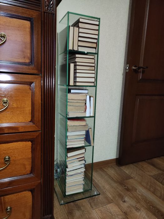 Стеклянная стойка для книг, дисков и т.д.
