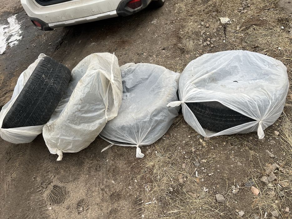 Продам зимний комплект шин Continental