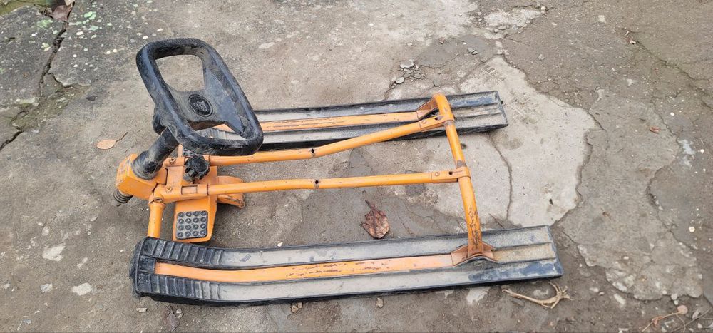 Продаются две пары санок