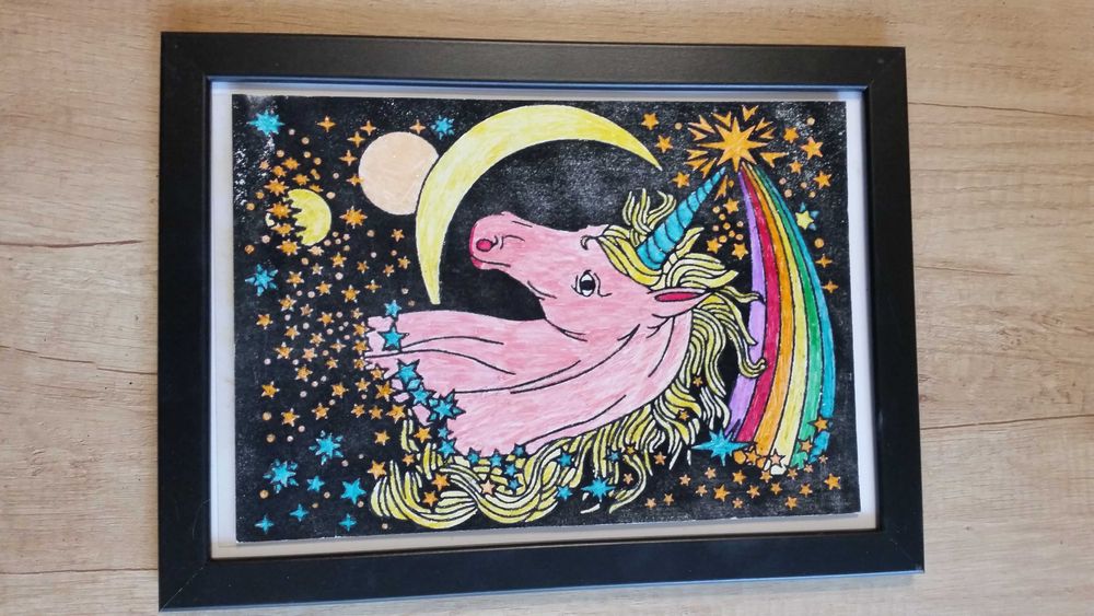 Няколко картини, рисувани на ръка, подходящи за детска стая.