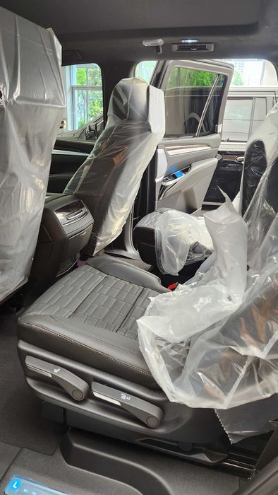 Cadillac Escallade Short