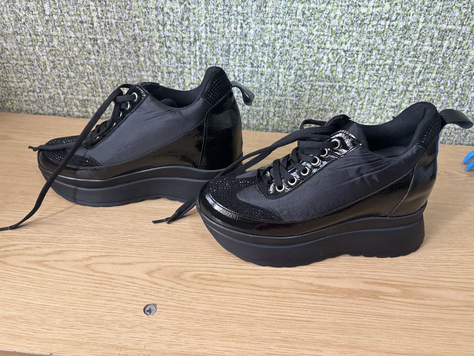 Чисто нови обути веднъж обувки със скрита платформа!!