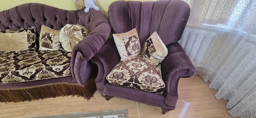 Продам большой диван с креслами
