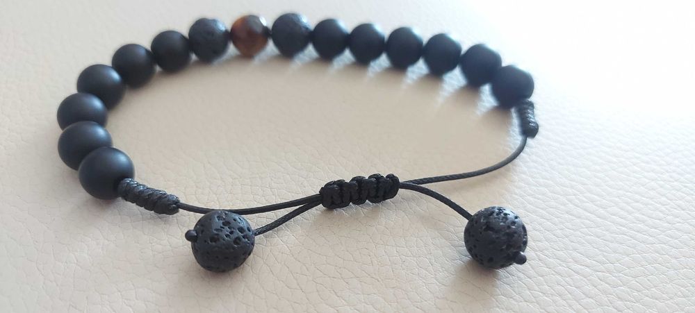 Ръчно плетена гривна с естествени камъни