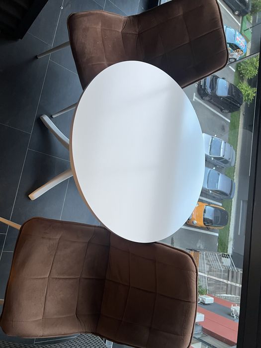 Masa alba cu blat rotund si doua scaune