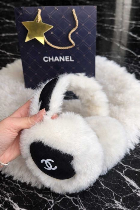 слушалки зимни черни с бял пух на шанел ушанки шапка chanel пухкави
