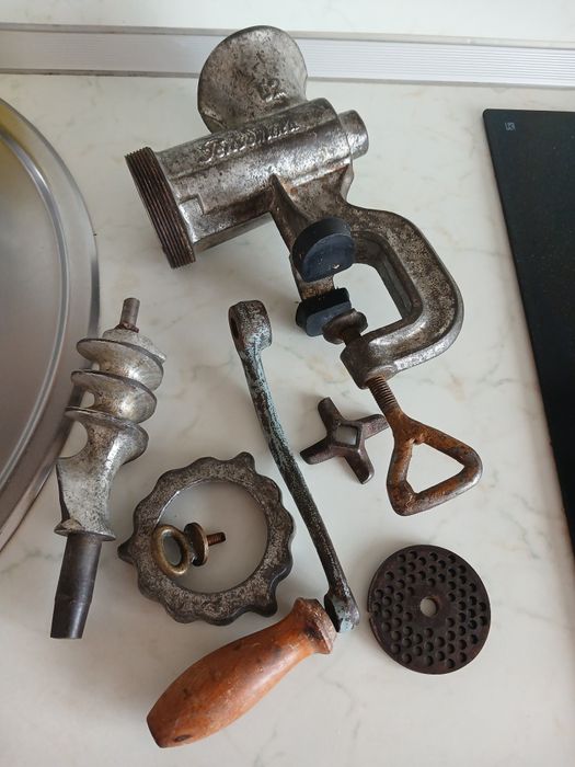 Чугунена месомелачка