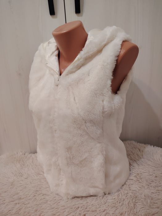 Vesta cu glugă din blana artificială