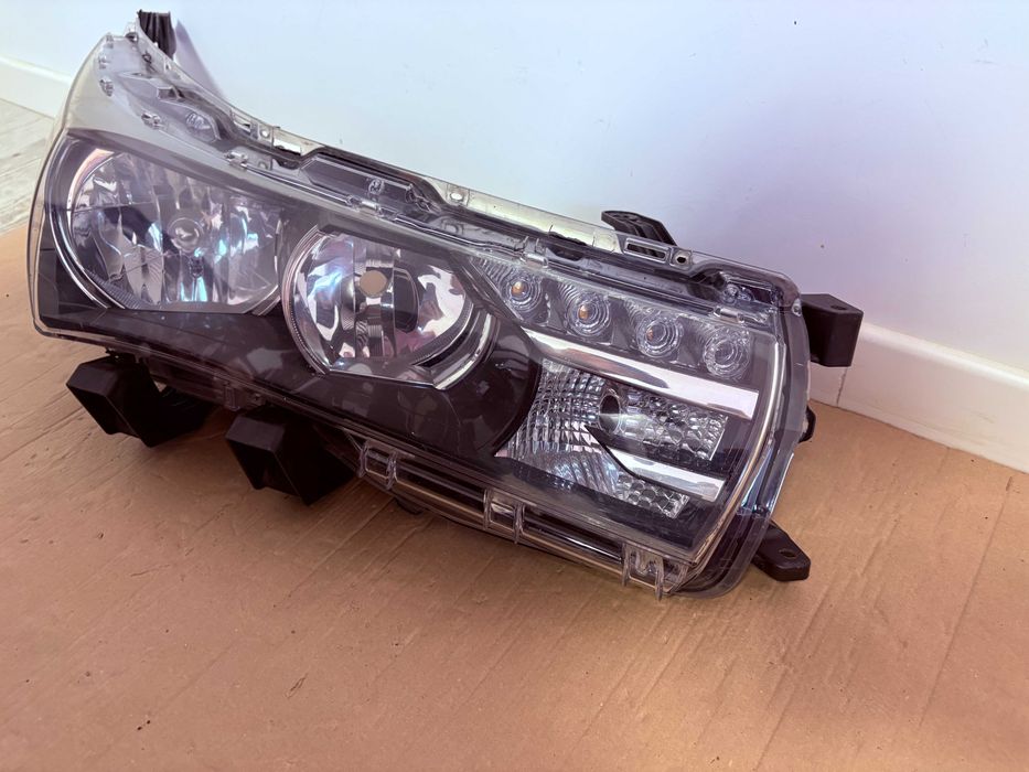 Far dreapta halogen led Toyota Corolla dupa 2013 cod 81110-02E71-00