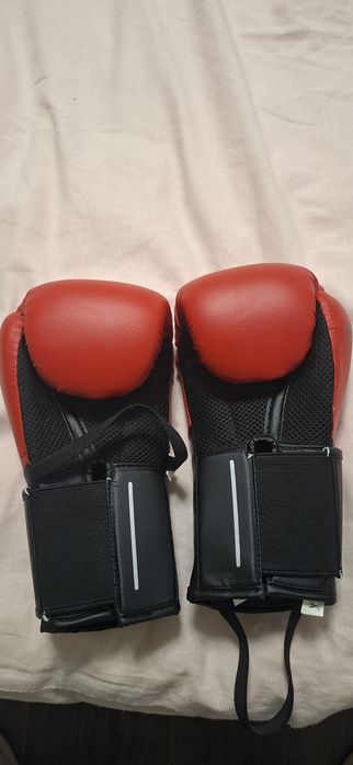 Продавам боксови ръкавици Outshock - 8oz