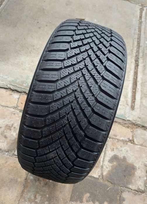 O bucată 225/45 R17 M+S iarnă - una Goodyear Pirelli Yokohama
